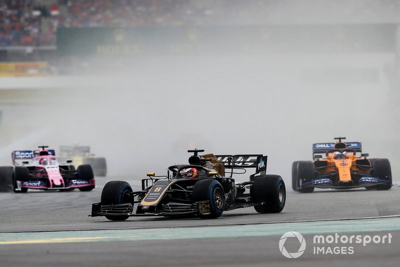 Romain Grosjean, Haas F1 Team VF-19, devant Carlos Sainz Jr., McLaren MCL34, et Sergio Perez, Racing Point RP19