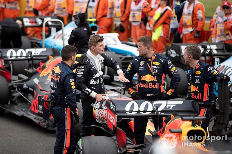 Max Verstappen, Red Bull Racing, en la parrilla con sus mecánicos
