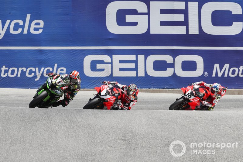 Chaz Davies et Álvaro Bautista derrière Jonathan Rea