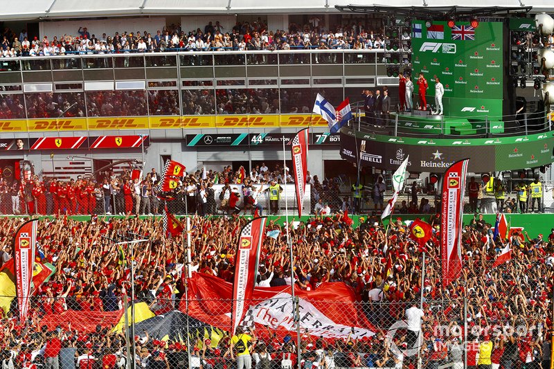 Podio: segundo lugar Valtteri Bottas, Mercedes AMG F1, el ganador de la carrera Charles Leclerc, Ferrari y el tercer lugar Hamilton, Mercedes AMG F1