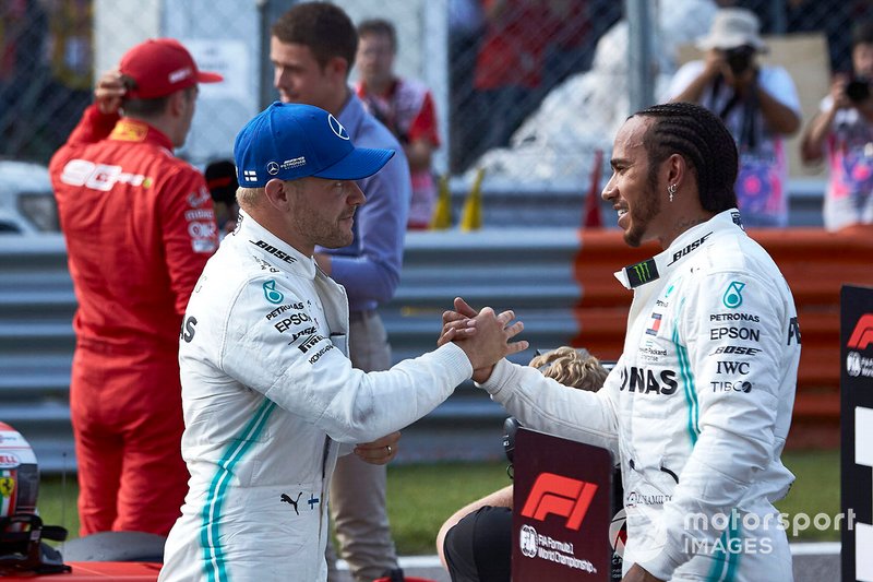 Valtteri Bottas, Mercedes AMG F1 e Lewis Hamilton, Mercedes AMG F1 festeggiano al Parc Ferme 