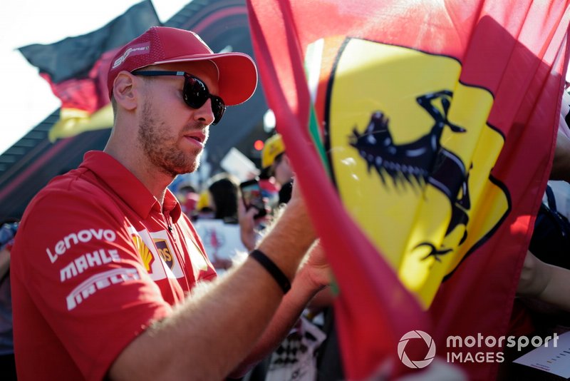 Sebastian Vettel, Ferrari firma un autografo ad un fan