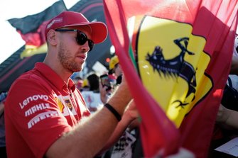 Sebastian Vettel, Ferrari imza dağıtıyor