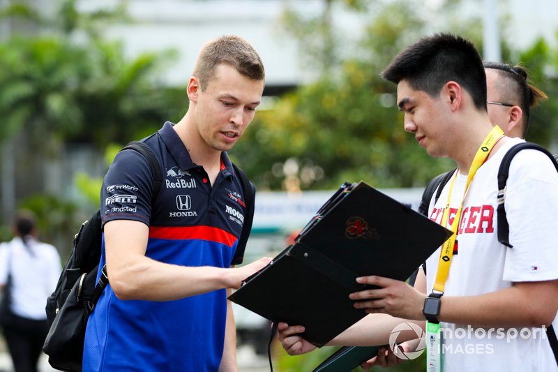 Daniil Kvyat, Toro Rosso signs an autograph for a fan