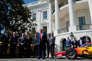 El presidente de Estados Unidos, Donald Trump, Roger Penske, el comisionado de la NASCAR, Steve Phelps, y el presidente de la NASCAR, Steve O'Donnell, Joey Logano, Ryan Blaney.