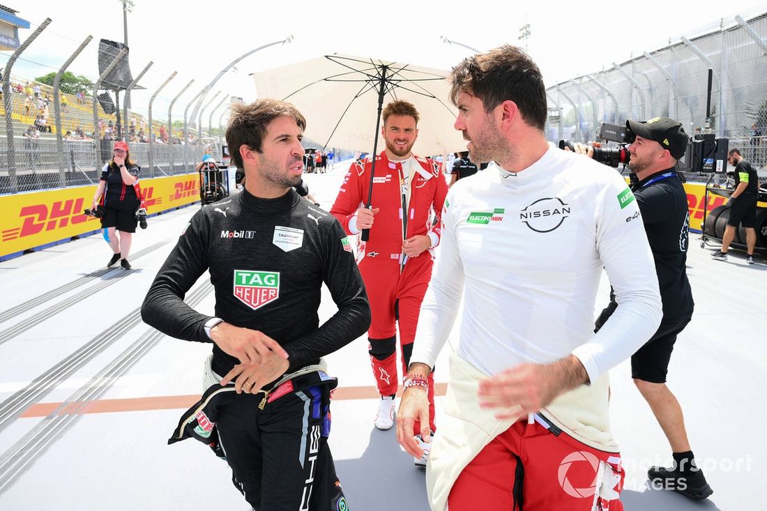 Oliver Rowland , Nissan Formula E Team camina detrás de Antonio Felix da Costa , TAG Heuer Porsche Formula E Team, Norman Nato , Nissan Formula E Team mientras hablan mientras caminan por la parrilla de salida
