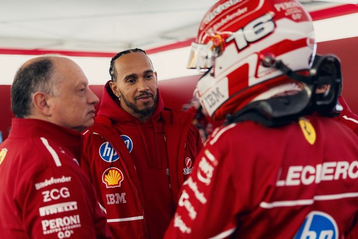 Lewis Hamilton, Charles Leclerc, Ferrari y Frederic Vasseur, director del equipo y director general de la Scuderia Ferrari.