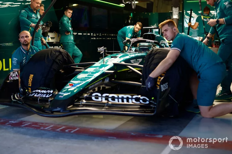Mécaniciens dans le garage avec Lance Stroll, Aston Martin AMR24