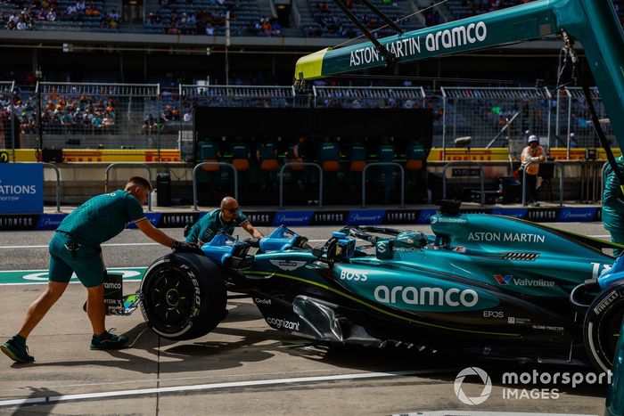 Lance Stroll, Aston Martin AMR24, en boxes