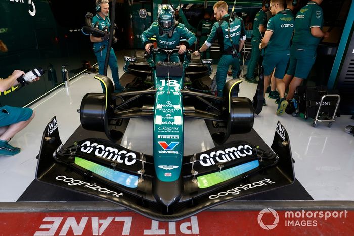 Lance Stroll, Aston Martin AMR24, sube a su coche