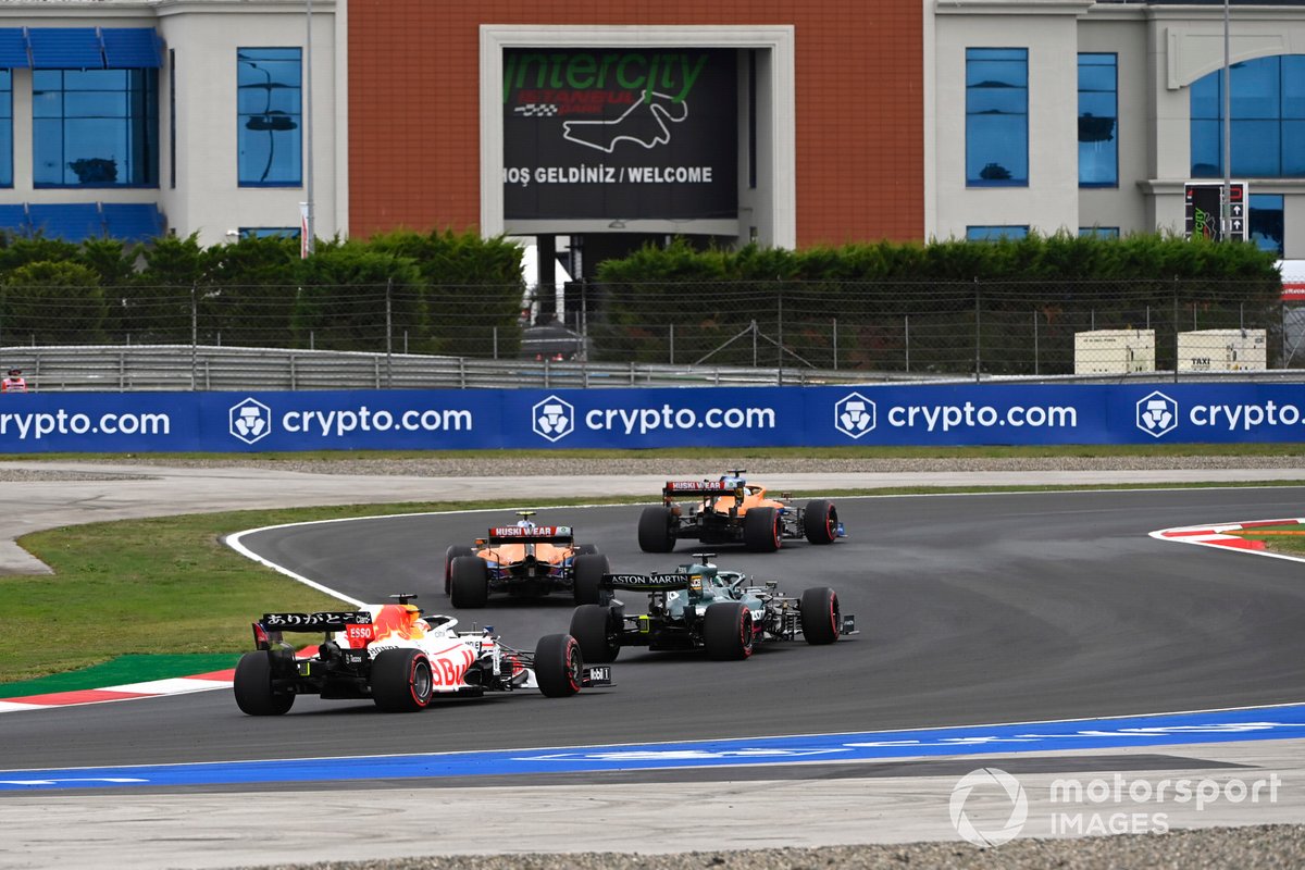 Daniel Ricciardo, McLaren MCL35M, Lando Norris, McLaren MCL35M, Lance Stroll, Aston Martin AMR21, e Max Verstappen, Red Bull Racing RB16B