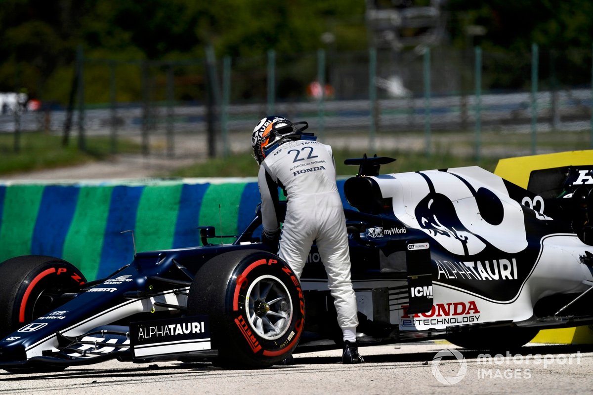 Yuki Tsunoda, AlphaTauri AT02, esce dall'auto dopo un testacoda nelle prove