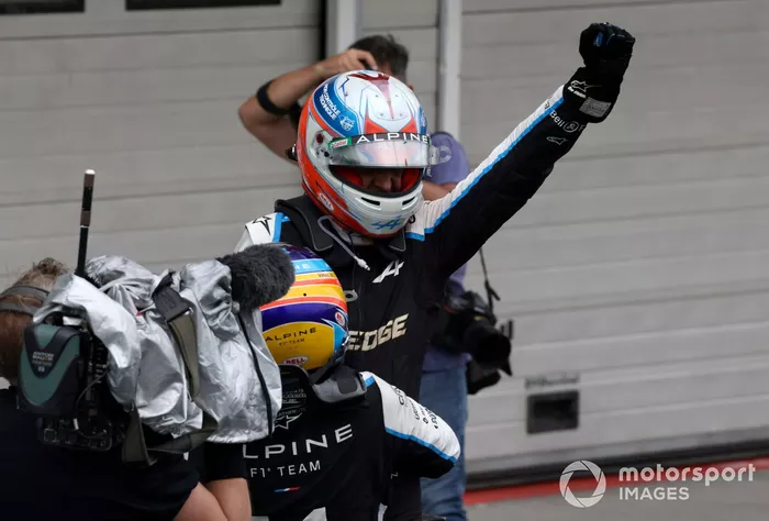 Fernando Alonso, Alpine F1, celebra con Esteban Ocon, Alpine F1, la 1ª posición, en el Parc Ferme