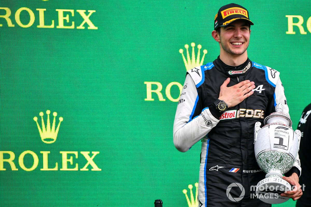 Esteban Ocon, Alpine F1, primo classificato, con il trofeo
