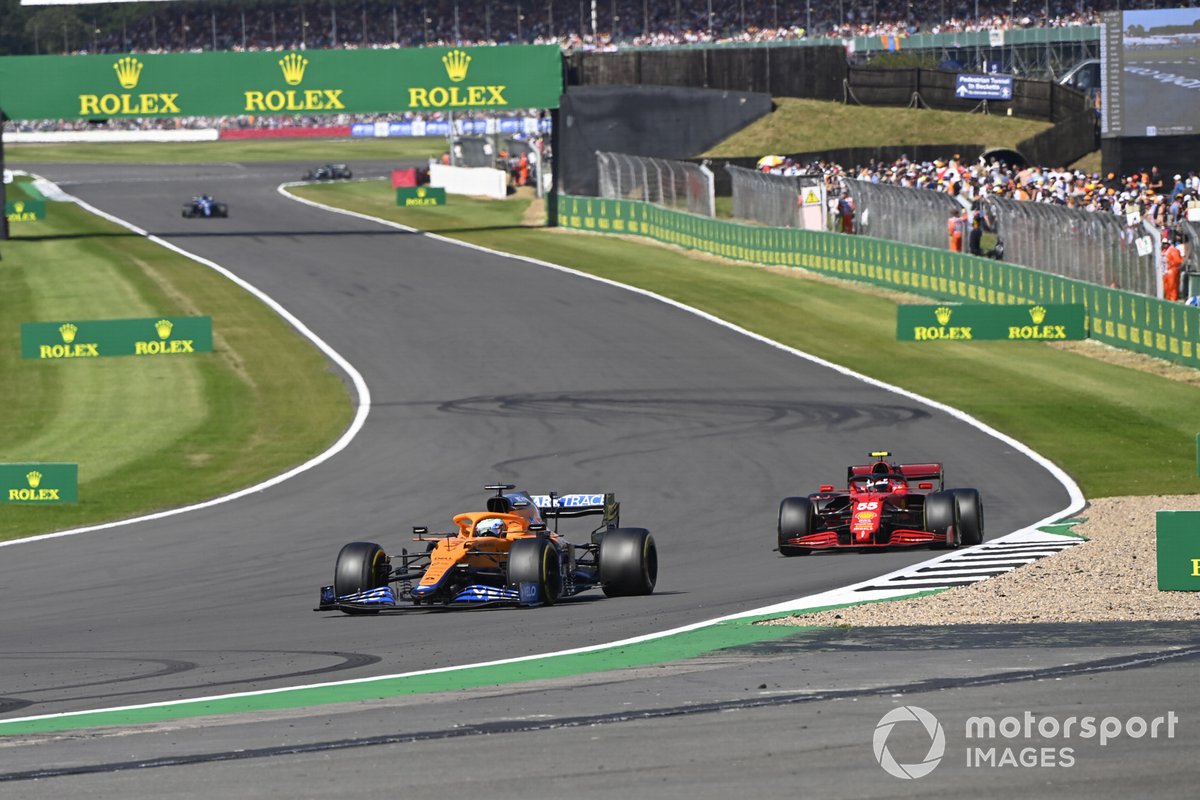 Daniel Ricciardo, McLaren MCL35M, Carlos Sainz Jr., Ferrari SF21