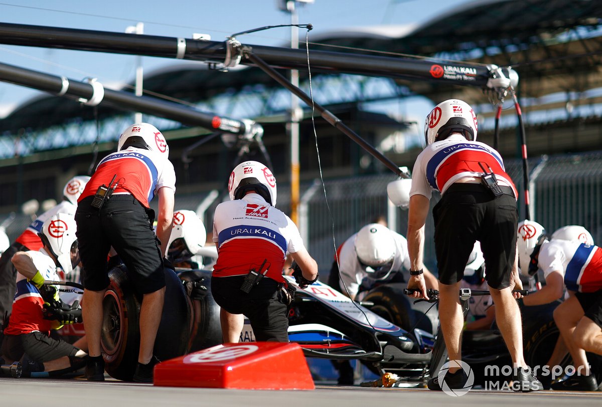 Práctica en boxes del equipo Haas F1