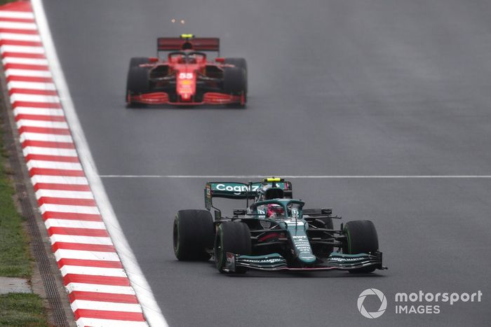 Sebastian Vettel, Aston Martin AMR21, Carlos Sainz Jr., Ferrari SF21