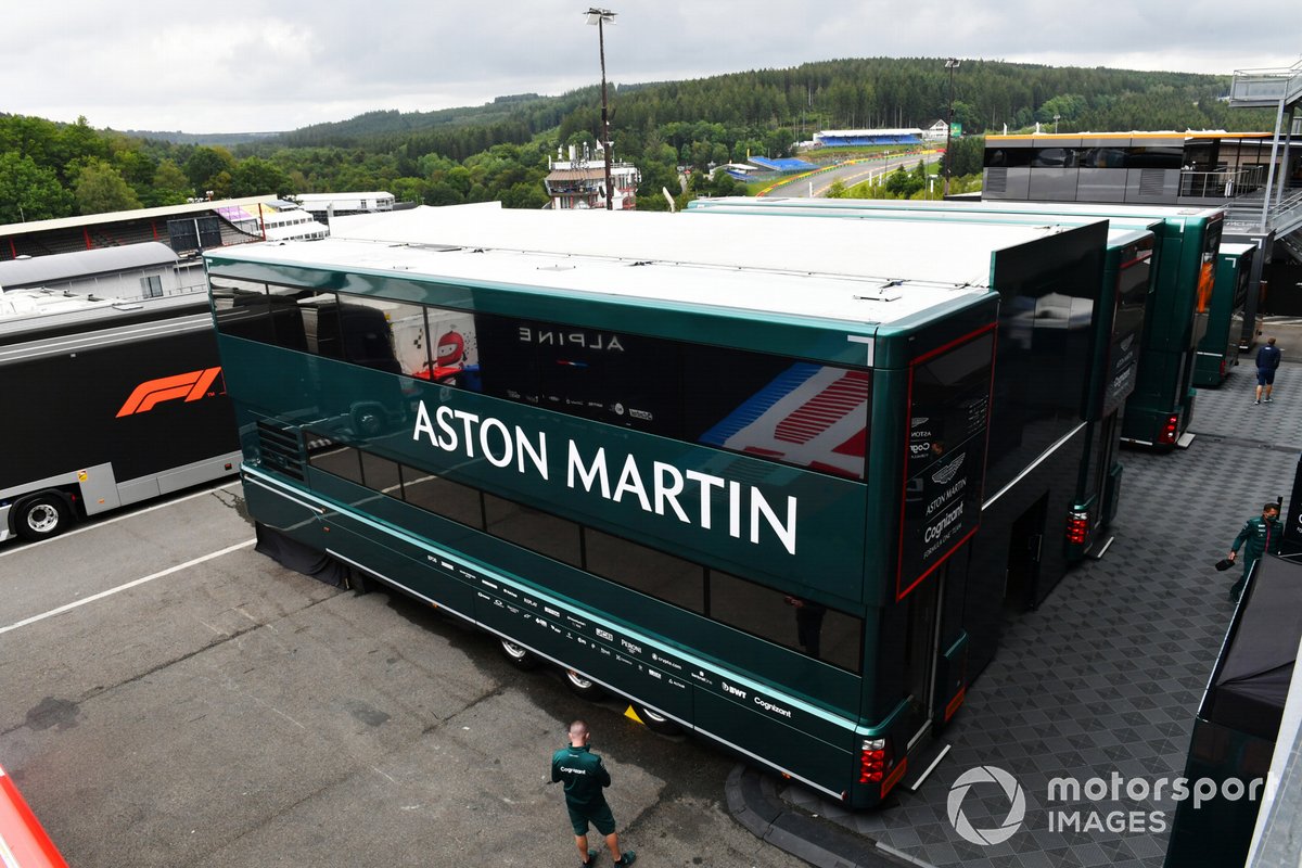 Los camiones del equipo Aston Martin en el paddock