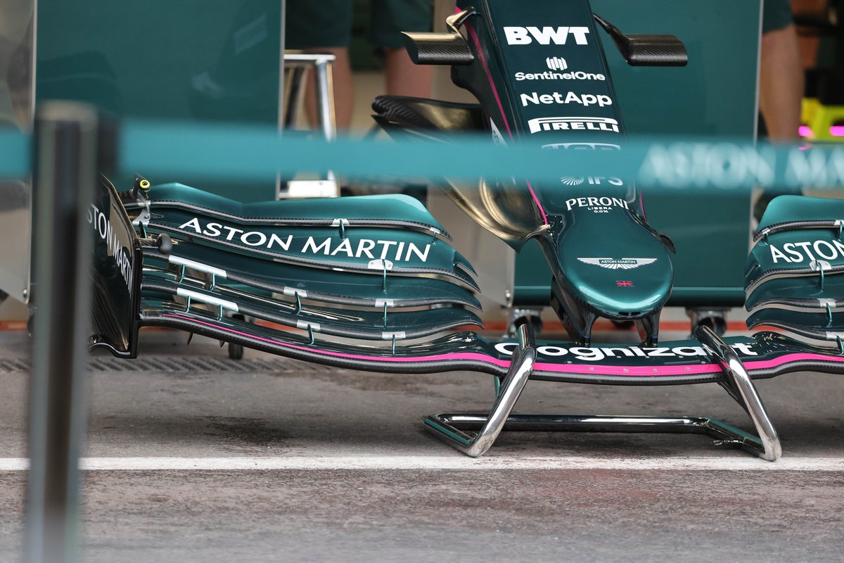 A Aston Martin revisou o flap superior da asa dianteira do AMR21 para o GP da Bélgica com uma seção dobrada adicionada à frente do pneu dianteiro para influenciar o fluxo de ar de forma ligeiramente diferente, enquanto reduz o arrasto.
