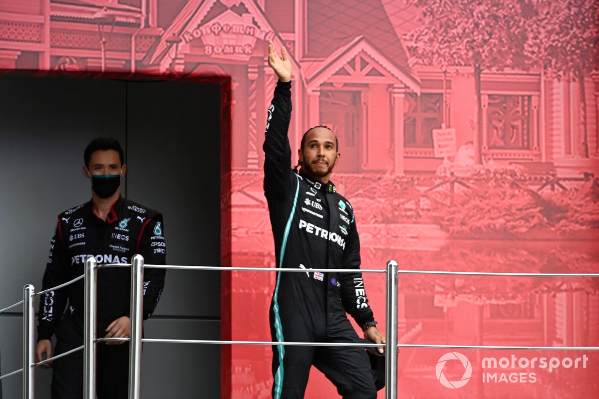 Lewis Hamilton, Mercedes, primo classificato, arriva sul podio