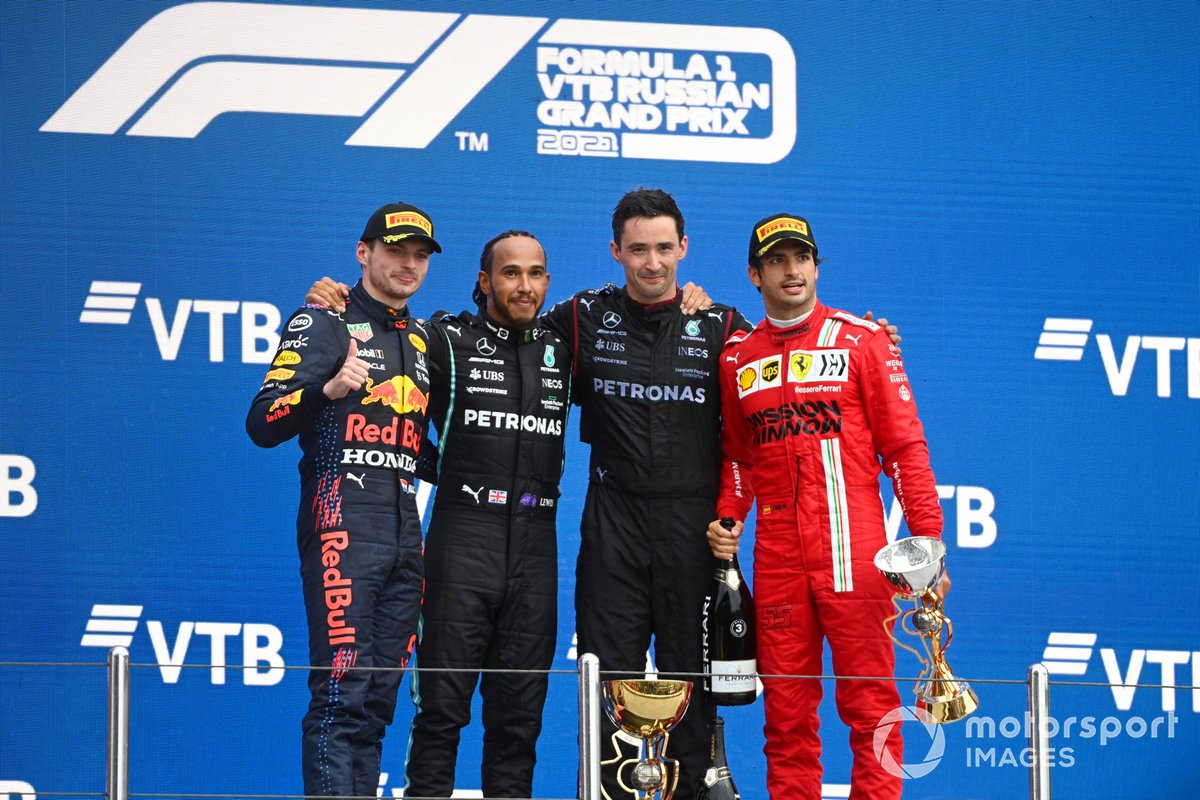 Max Verstappen, Red Bull Racing, secondo classificato, il rappresentante del team Mercedes, Lewis Hamilton, Mercedes, primo classificato, e Carlos Sainz Jr, Ferrari, terzo classificato, sul podio