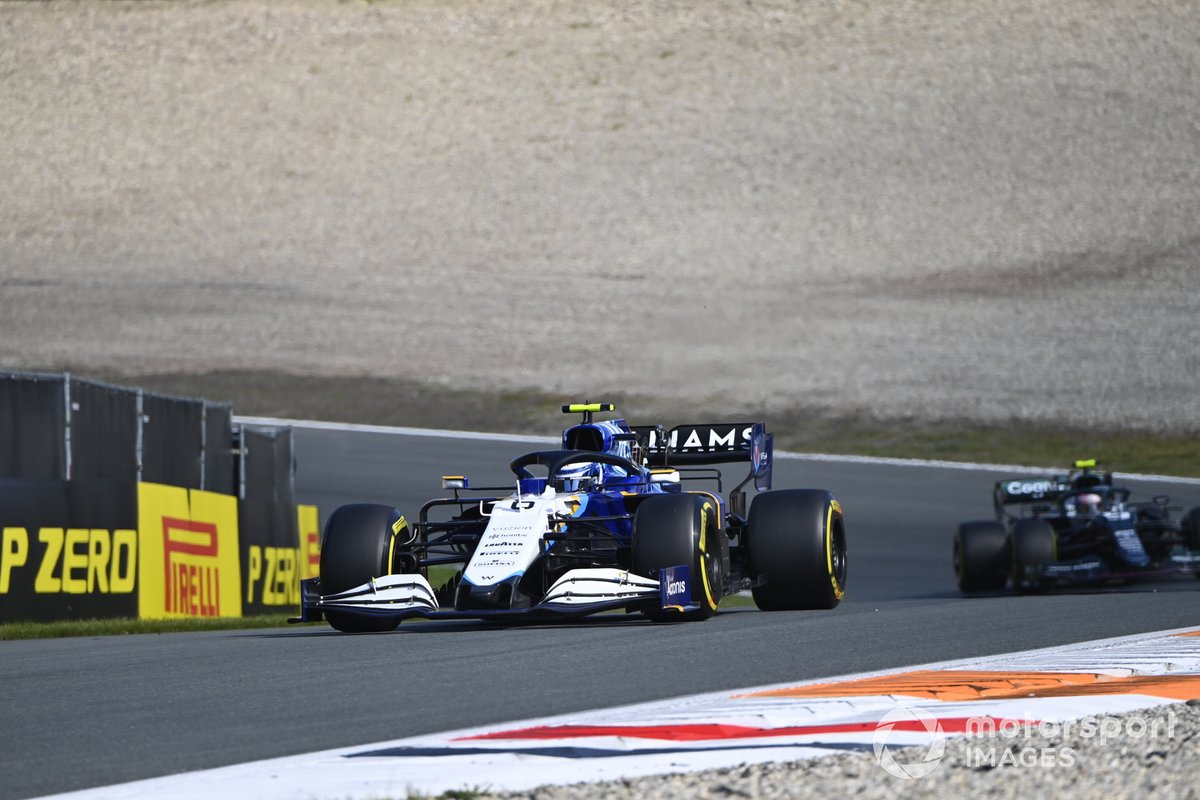 Nicholas Latifi, Williams FW43B, Sebastian Vettel, Aston Martin AMR21