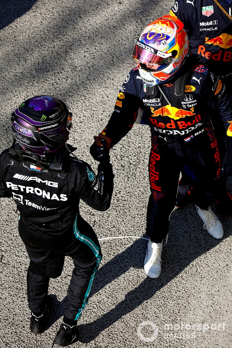 Lewis Hamilton, Mercedes, 2a posizione, e Max Verstappen, Red Bull Racing, 1a posizione, si congratulano a vicenda dopo la gara