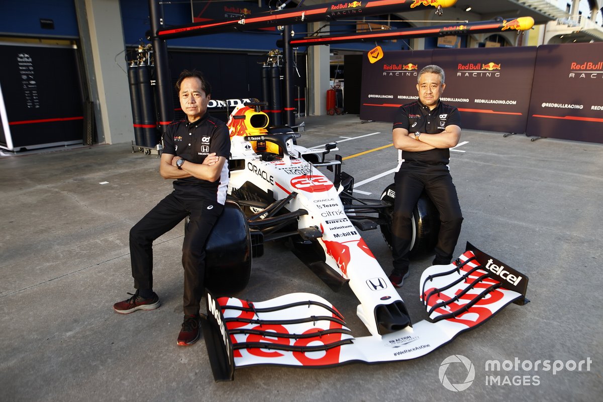 Toyoharu Tanabe, F1 Technical Director, Honda, and Masashi Yamamoto, General Manager, Honda Motorsport, with the car of Max Verstappen, Red Bull Racing RB16B