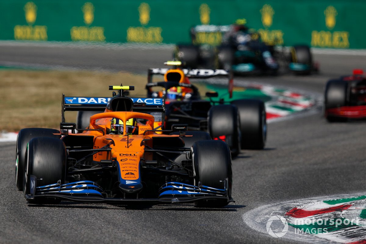 Lando Norris, McLaren MCL35M, Sergio Pérez, Red Bull Racing RB16B