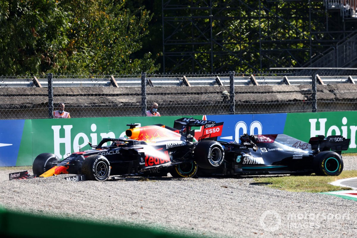 Max Verstappen, Red Bull Racing RB16B, y Lewis Hamilton, Mercedes W12, chocan mientras luchan por la posición