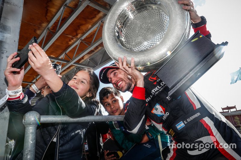 Podio: ganador Esteban Guerrieri, ALL-INKL.COM Münnich Motorsport Honda Civic Type R TCR