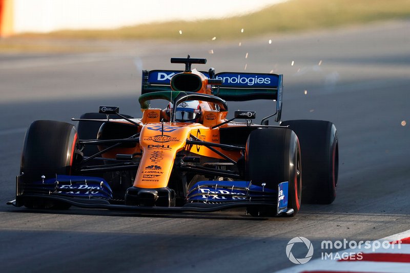 Carlos Sainz Jr., McLaren MCL34, solleva scintille