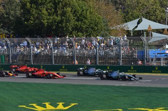 Valtteri Bottas, Mercedes AMG W10, devant Lewis Hamilton, Mercedes AMG F1 W10, Sebastian Vettel, Ferrari SF90, Charles Leclerc, Ferrari SF90, et Max Verstappen, Red Bull Racing RB15, au départ