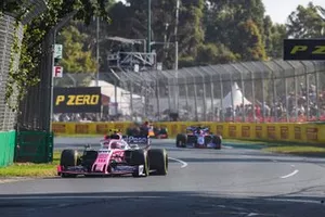 Lance Stroll, Racing Point RP19, voor Daniil Kvyat, Toro Rosso STR14, en Pierre Gasly, Red Bull Racing RB15