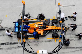 Lando Norris, McLaren MCL34, au stand