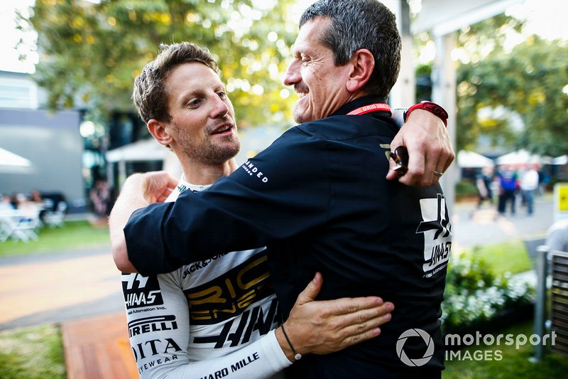 Romain Grosjean, Haas F1, e Guenther Steiner, Team Principal, Haas F1, che si congratulano con un abbraccio