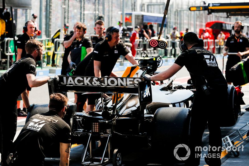 Mecánica de Haas con el auto de Kevin Magnussen, Haas F1 Team VF-19, en el pit lane.