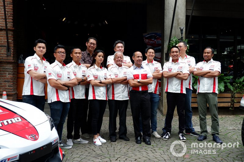 Para pembalap Toyota Team Indonesia bersama President Director TRD Indonesia Toshio Obara, Executive General Manager PT Toyota-Astra Motor, Franciscus Soerjopranoto, dan Direktur Toyota Team Indonesia, Memet Djumhana