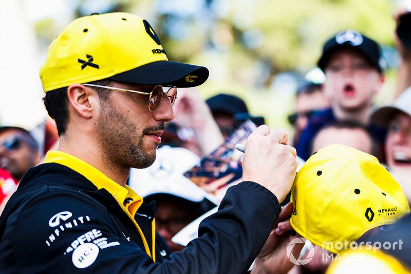 Daniel Ricciardo, Renault signs a autograph for a fan