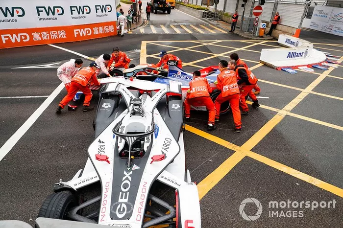 Oficiales trabajan para quitar los autos de Felipe Nasr, Dragon Racing, Penske EV-3, Pascal Wehrlein, Mahindra Racing, M5 Electro después del choque.