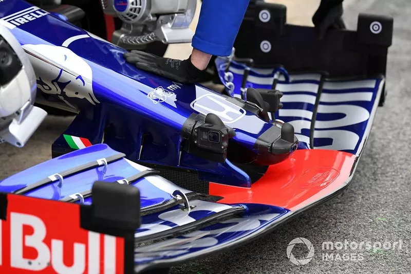 Scuderia Toro Rosso STR14 nose and front wing with sensors