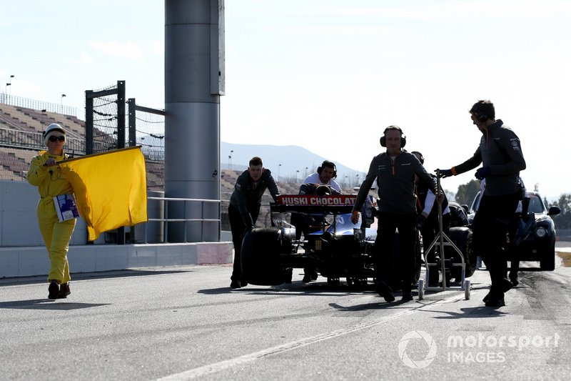 Carlos Sainz Jr., McLaren MCL34 se frena en pit lane