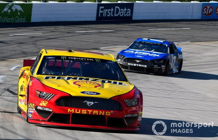 Joey Logano, Team Penske, Ford Mustang Shell Pennzoil and Ricky Stenhouse Jr., Roush Fenway Racing, Ford Mustang Fastenal