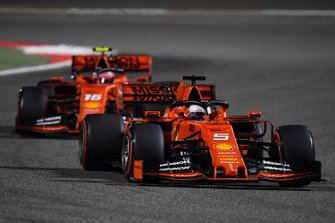 Sebastian Vettel, Ferrari SF90, voor Charles Leclerc, Ferrari SF90