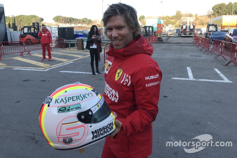 Antti Kontsas con el casco de Sebastian Vettel