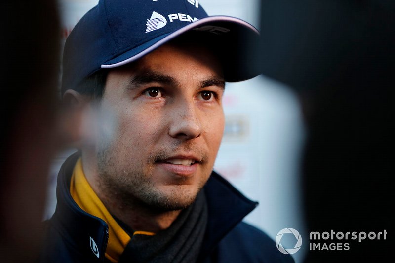 Sergio Perez, Racing Point F1 Team con los medios