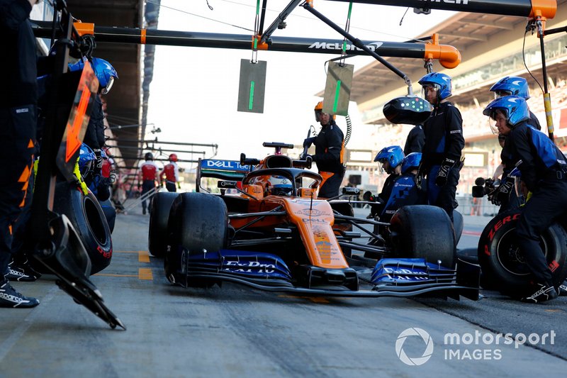 Carlos Sainz Jr., McLaren MCL34 pit stop