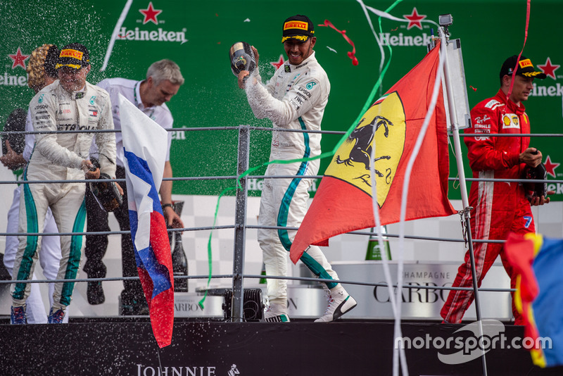 Winner Lewis Hamilton, Mercedes AMG F1 W09 