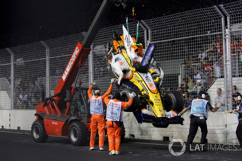 La monoplace de Nelson Piquet Jr., Renault F1 Team R28 est évacuée