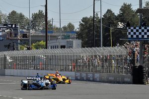 Takuma Sato, Rahal Letterman Lanigan Racing Honda takes the checkered flag